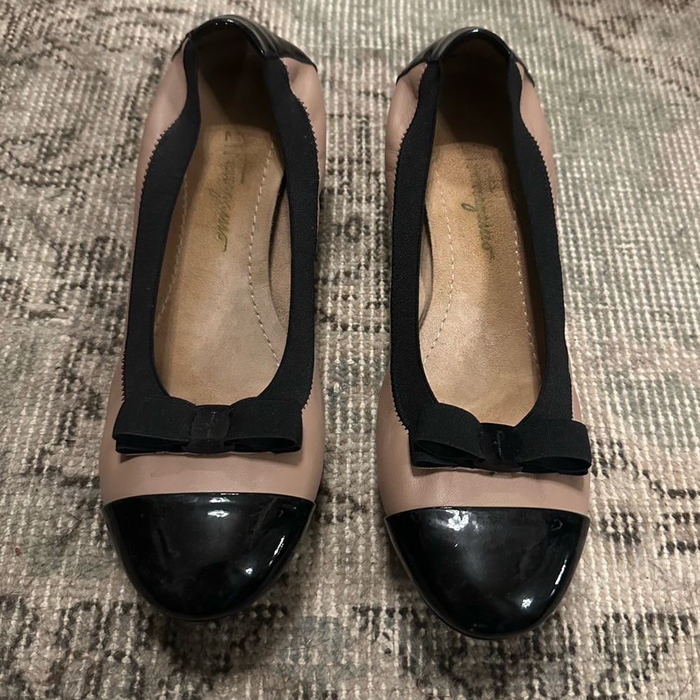 Salvatore Ferragamo Beige and Black Block Flats with Bows EUC 7.5 - Picture 4 of 9